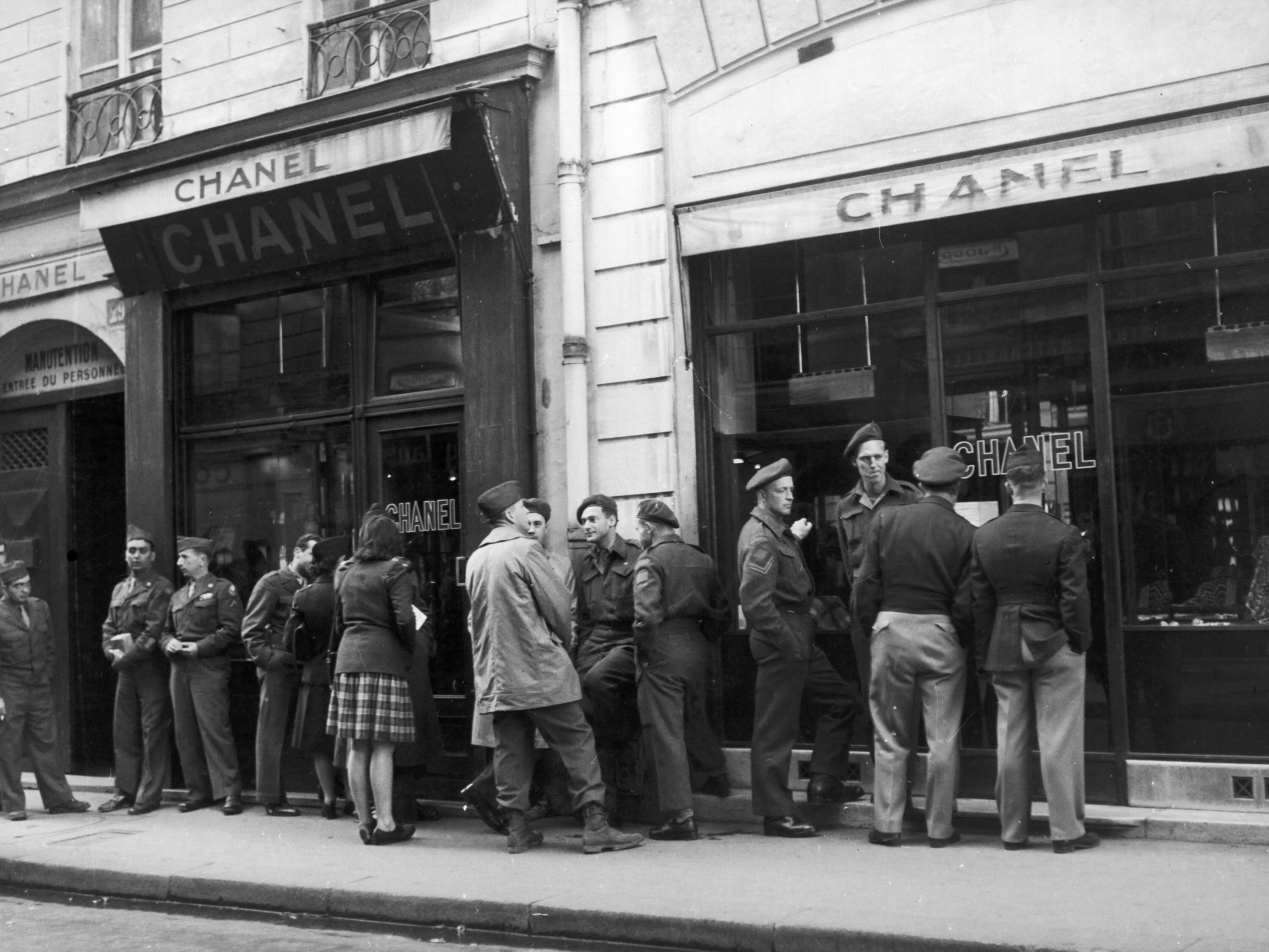 Первый магазин квартир. Первый магазин Коко Шанель в Париже 1910. Первый магазин Коко Шанель в Париже. Магазин Коко Шанель в Париже. Первый бутик Коко Шанель.