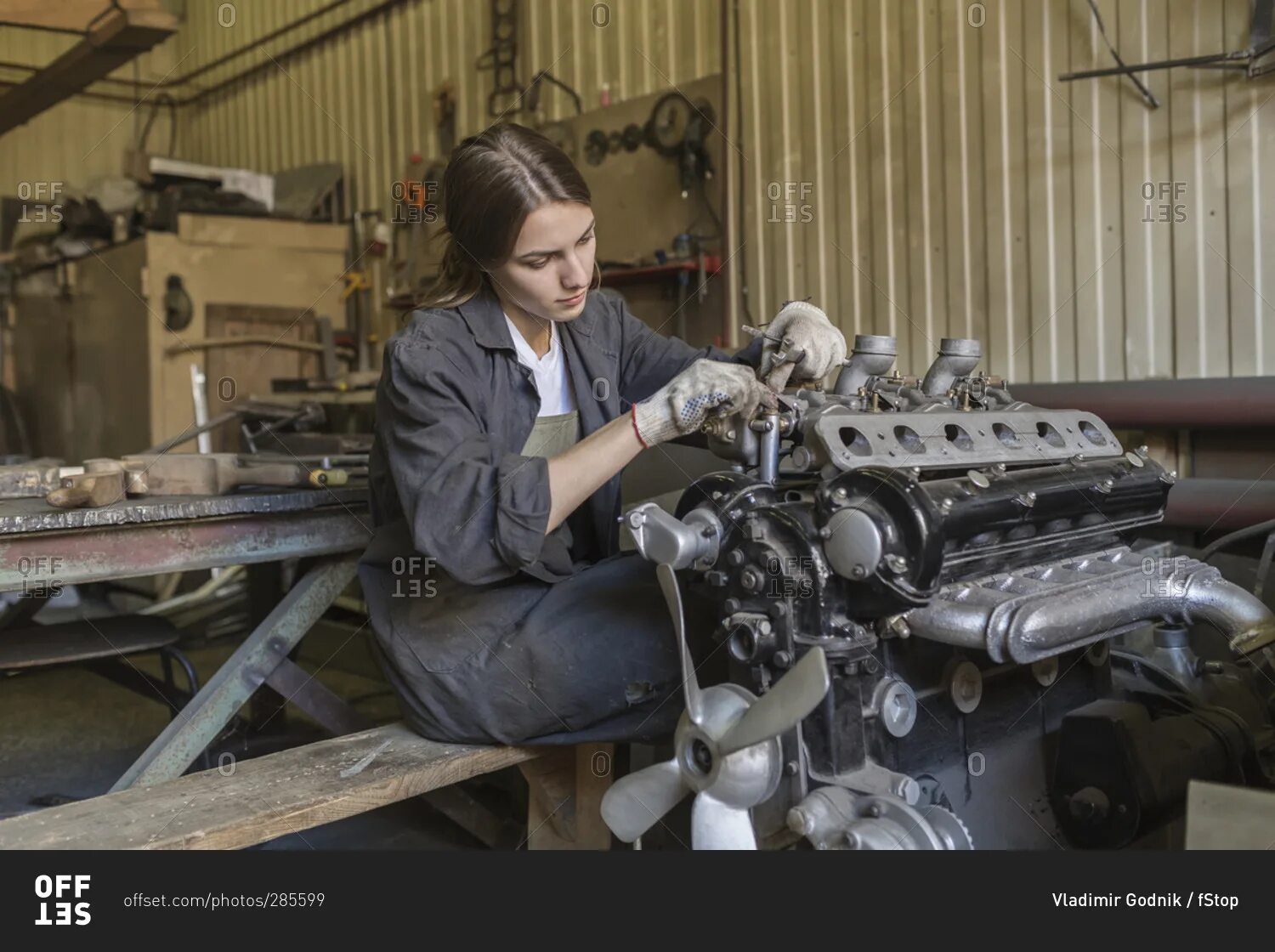 Женщина механик. Женщина чинит двигатель. Советская женщина механик. Разные механики.
