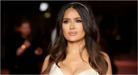 Қыздар тұрған күйде кискаларын көрсетеді