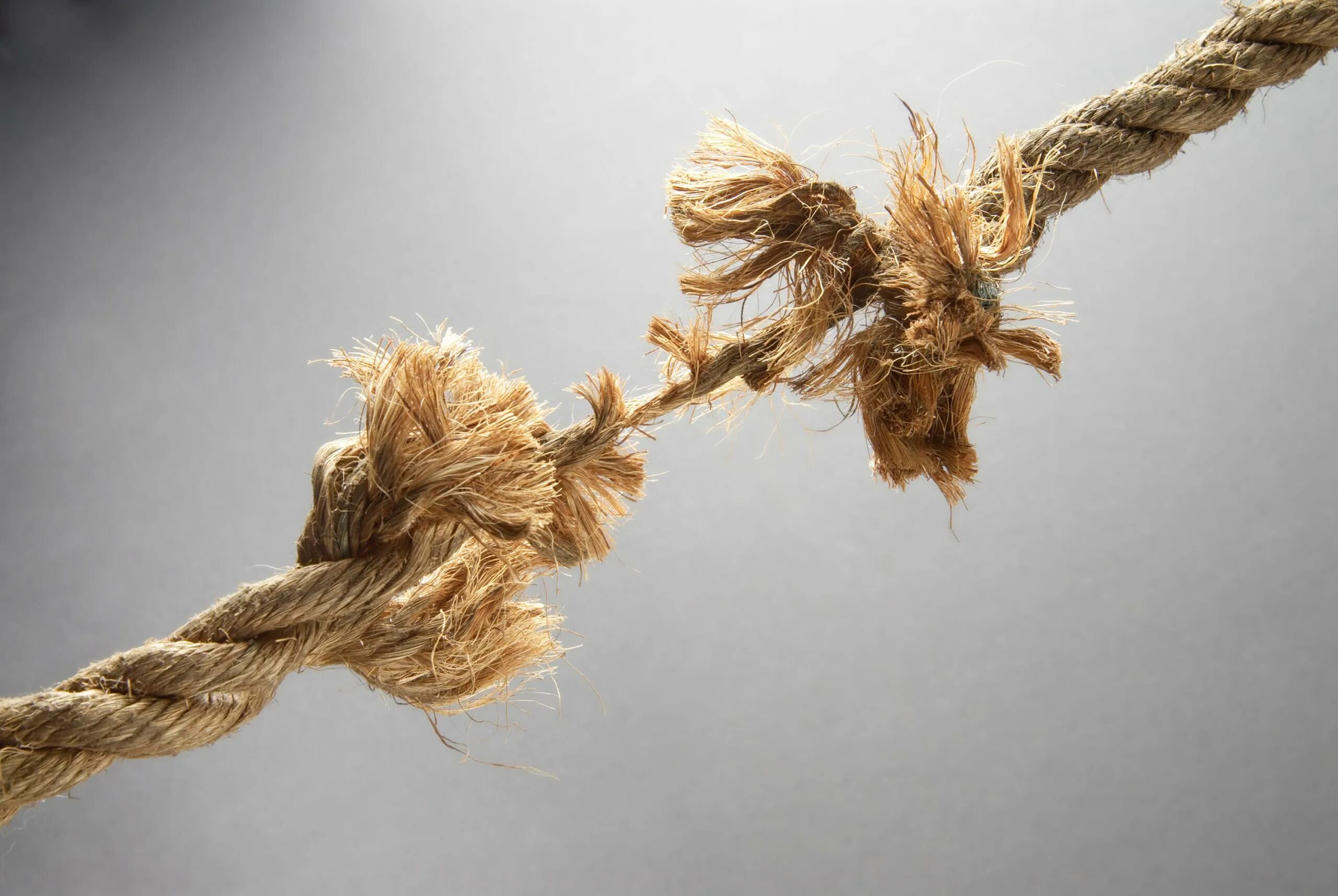 Канат рвется. Рвущаяся нить. Порванные нити. Разрыв нити. Разорванная веревка.