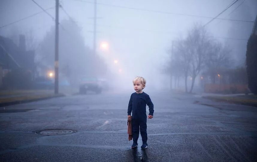 Туман для детей. Мальчик в тумане. Лунатизм у детей. Туман фото для детей.
