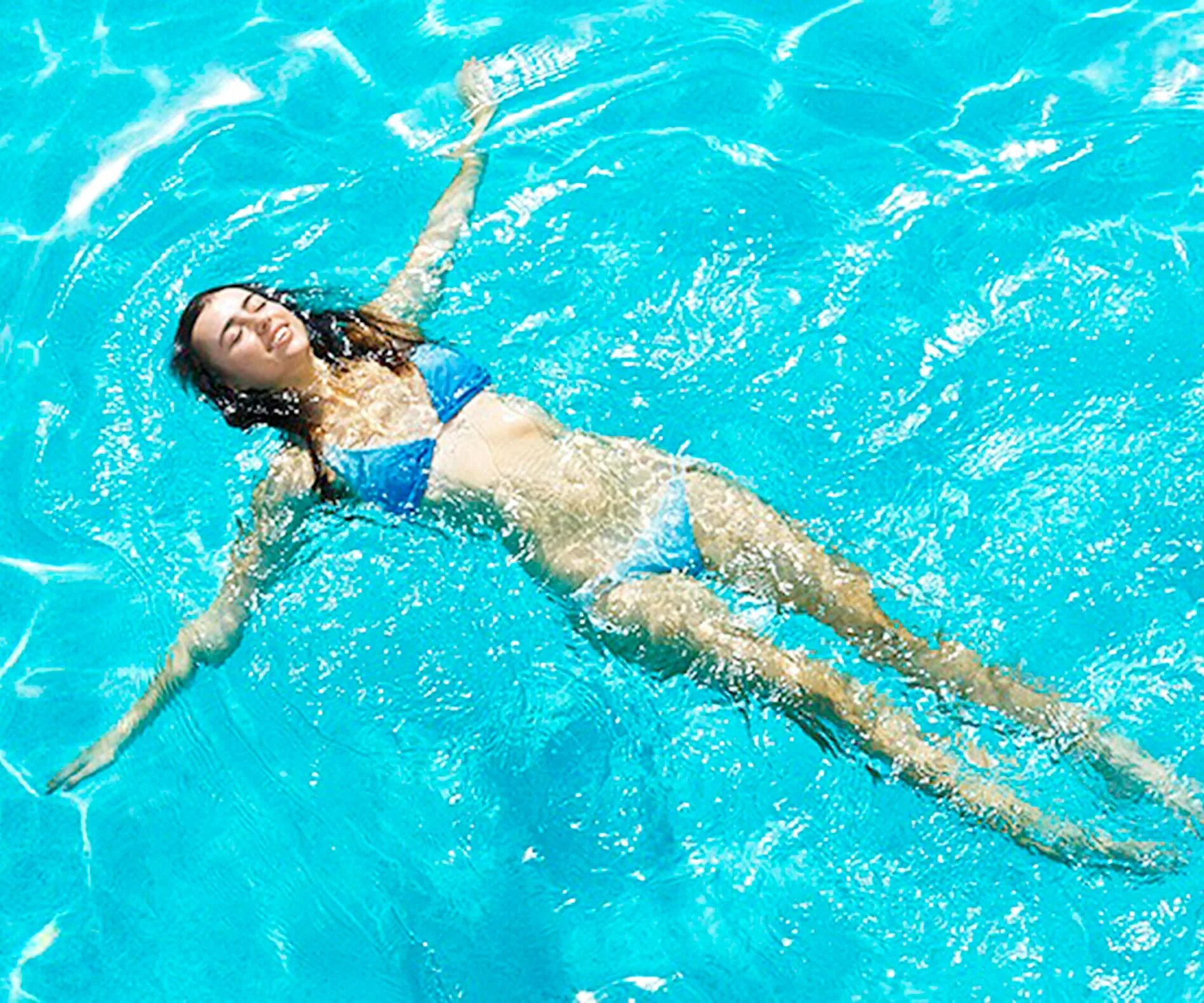 Девушка плывет на спине. Девушка плавает. Человек плывет в бассейне. Девушка лежит в воде.