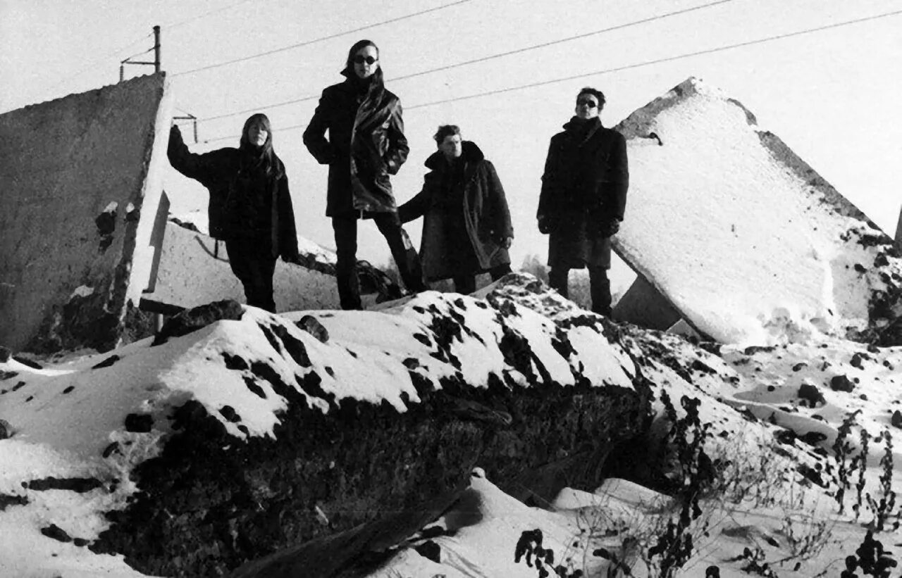 Что значит летов зиму. Егор летов зимой 1988. егор летов 1988. егор летов гражданская оборона. гроб гражданская оборона летов.
