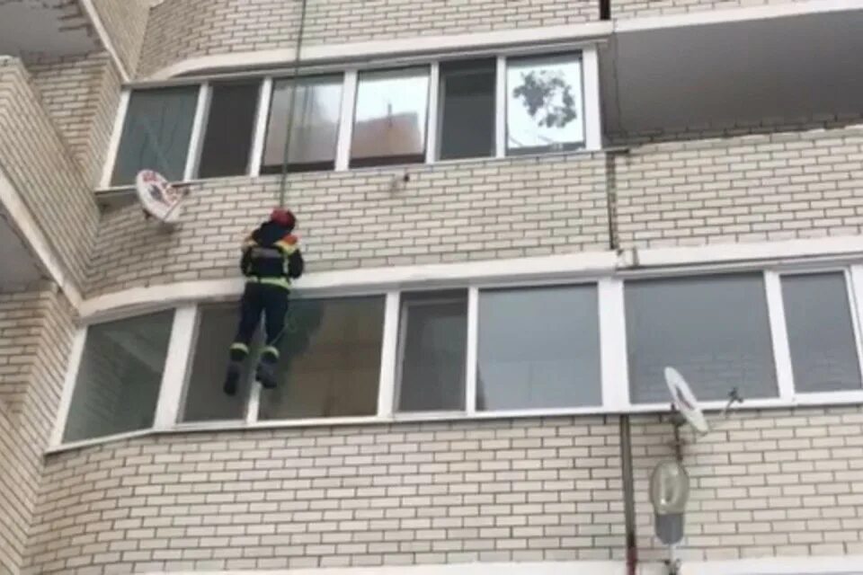 Навесной балкон на первом этаже. Через балкон. Эвакуационная лестница на балконе. Курящий человек на балконе. Ребенка оставили замерзать на балконе.