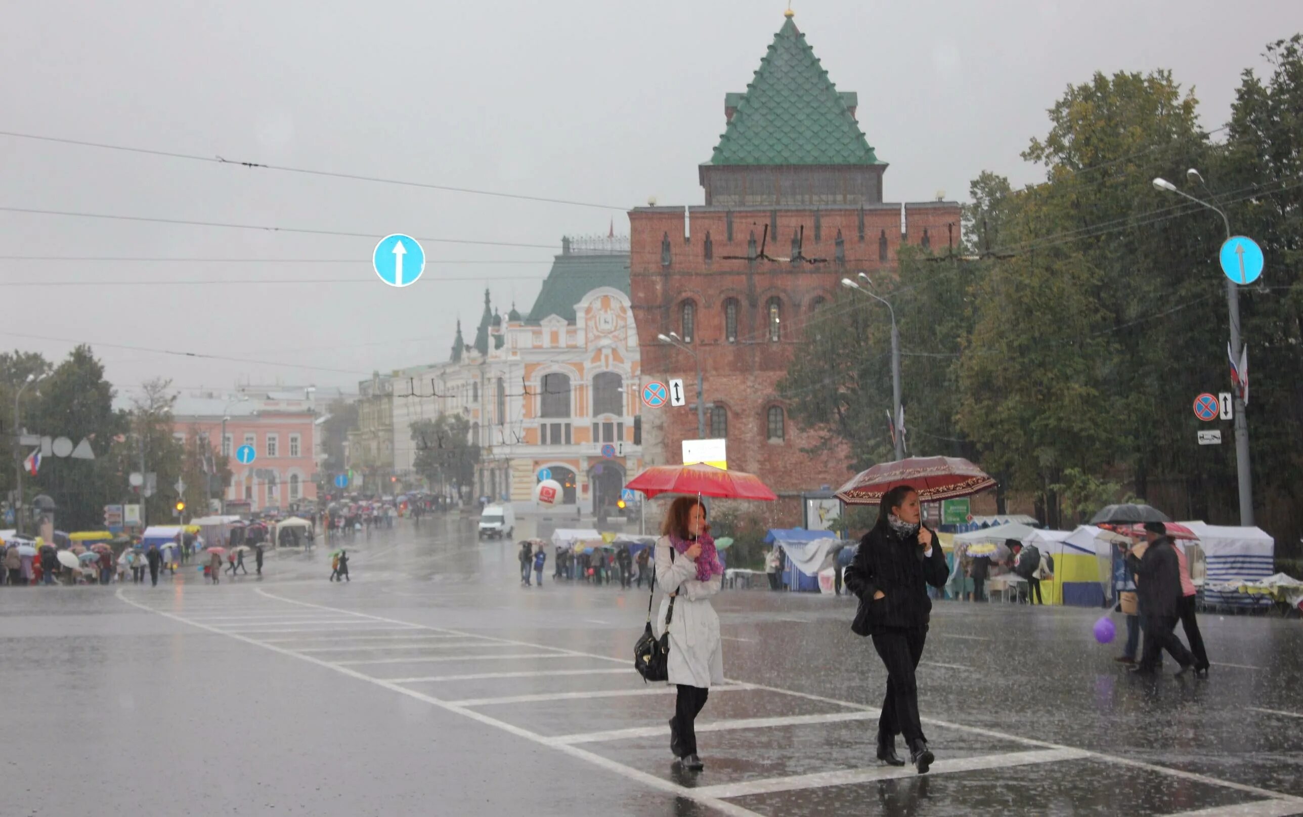 Солнечных дней в нижнем новгороде. Дождливый Нижний Новгород. Дождь в Нижнем Новгороде. Нижний Новгород осенью дождь. Нижний Новгород - город дождей.