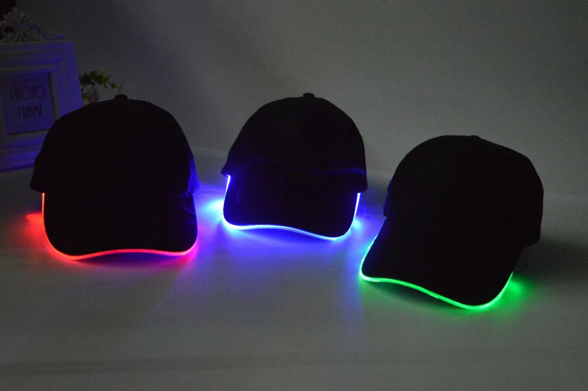 Кепка с подсветкой. Светящиеся шапки. Светящиеся Кепки. Флуоресцентная шапка. Light hat