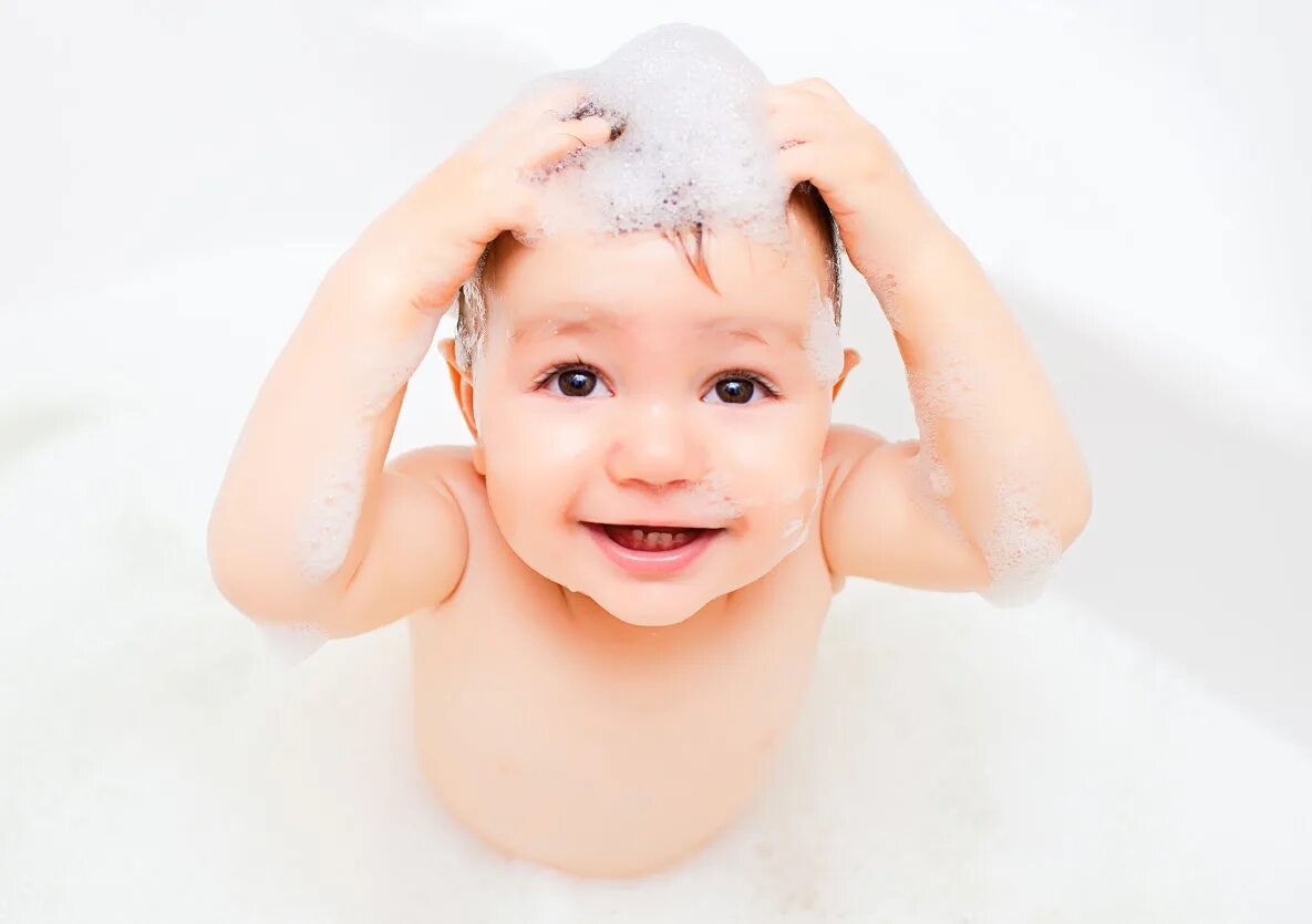 Купаться пена. Малыш в ванне. Ребенок в пене. Ребенок с намыленной головой. Дети купаются в ванной.