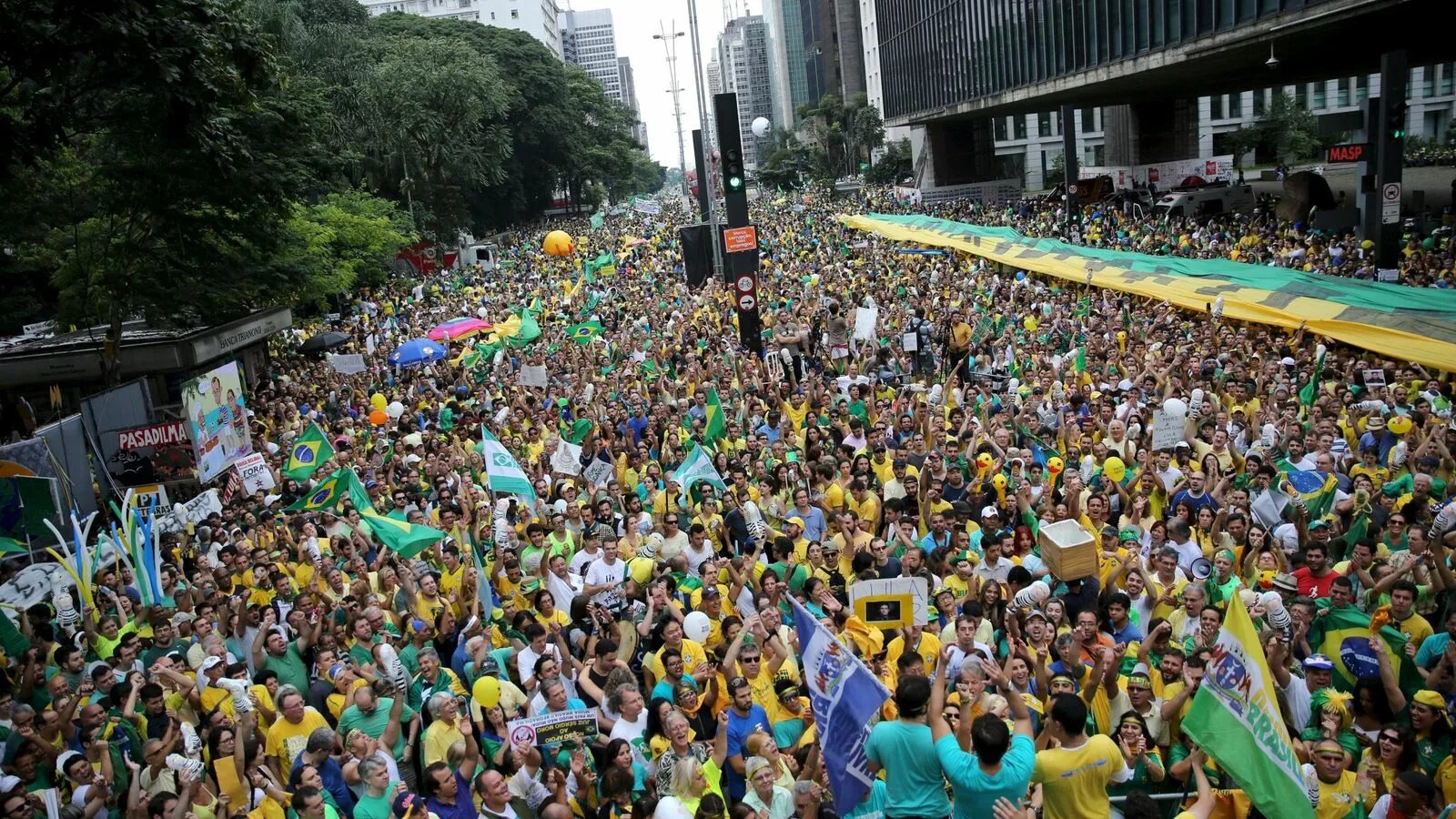 Население 22 млн человек. Народы Бразилии. Население Бразилии. Бразилия люди. Митинги в Бразилии.