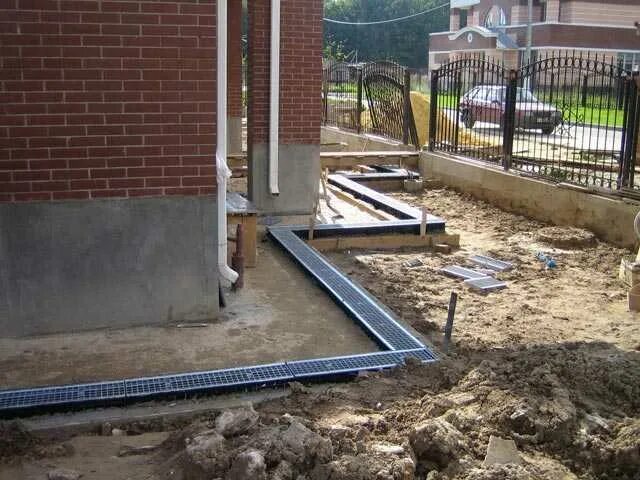 Ливнёвка дренаж отмостка. Лоток водоотводный profi plastik dn300. Отмостка бетонная в10. Ливневка в отмостке. Бетонная отмостка.