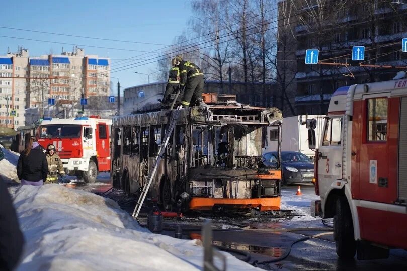 Троллейбус горит. В смоленске горит троллейбус. в смоленске сгорел троллейбус.