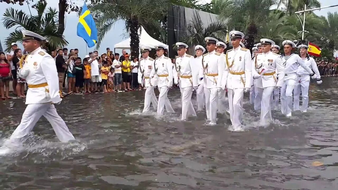 Прощание славянки тайланд. Русские моряки маршируют по воде на параде в Таиланде. Марш моряков в Таиланде под прощание славянки. Парад моряков в Тайланде. Русские моряки маршируют в Тайланде.