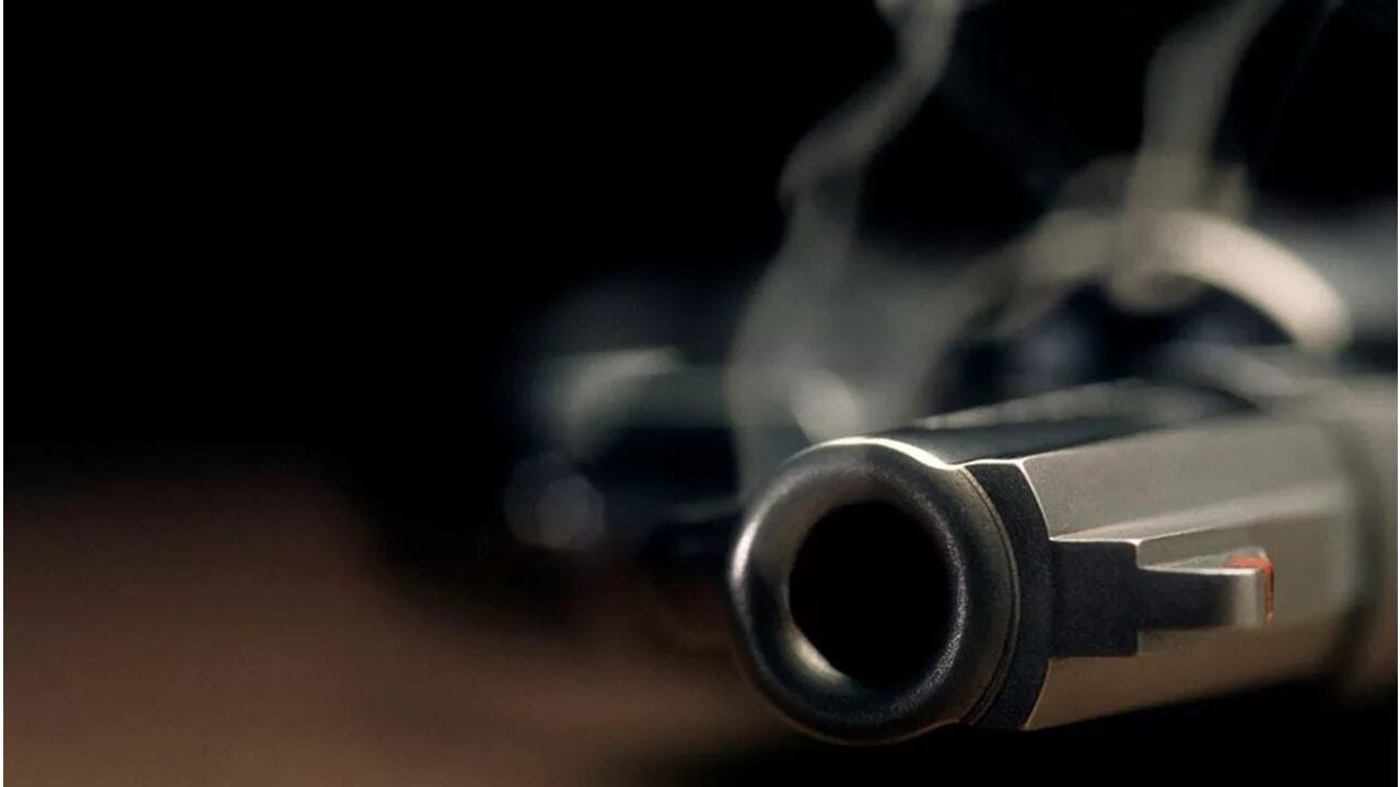 Направленное дуло пистолета. Дуло пистолета. дымящийся ствол. дуло револьвера.