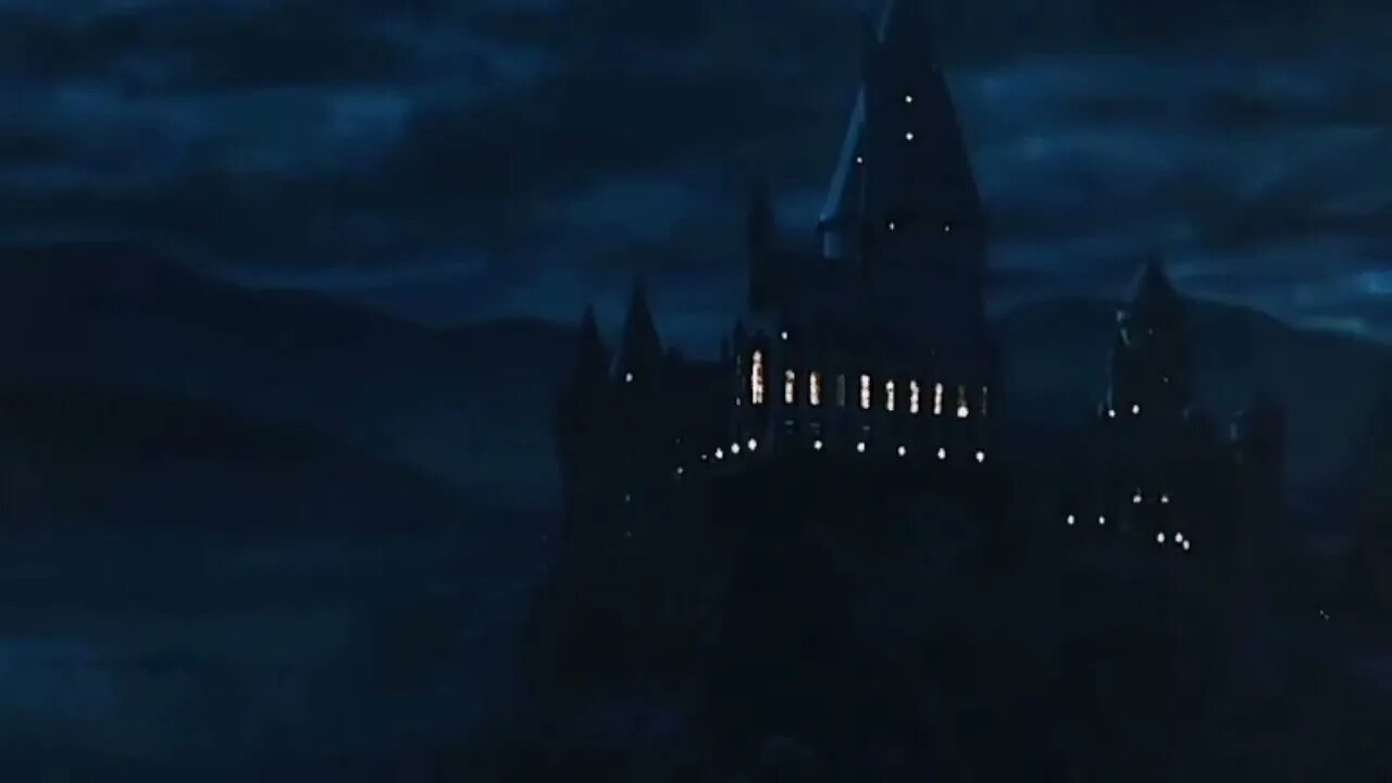 Небо над хогвартсом. Хогвартс черный экран. Замок хогвартс. Хогвартс черный экран. Гарри поттер замок хогвартс зимой.