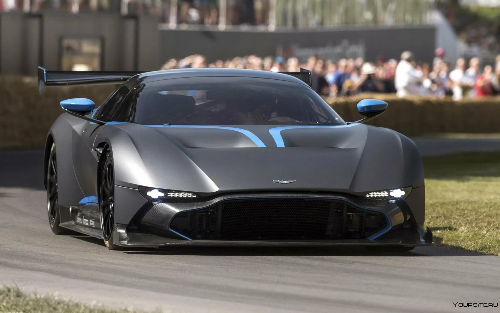 Aston martin vulcan фото. Aston martin vulcan 2016 hypercar. Aston martin vulcan 2016 hypercar. Aston martin vulcan green. Aston martin vulcan 2016 hypercar.