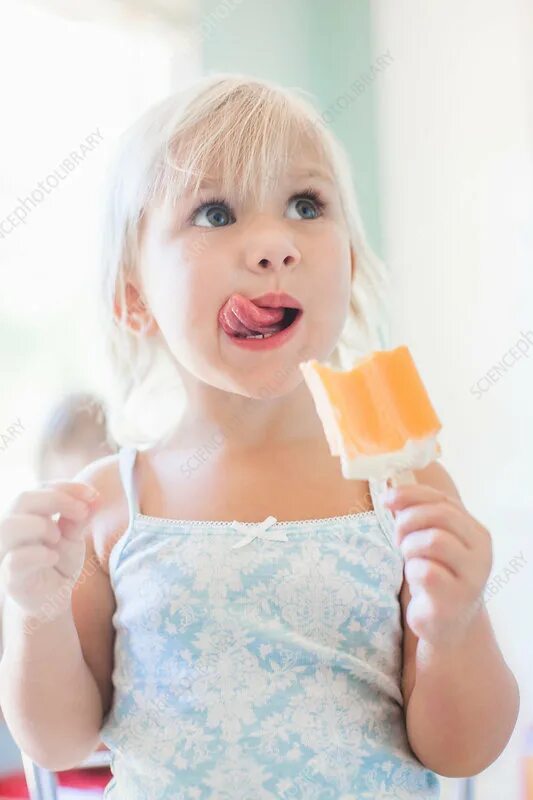 Eat Ice Lollie. Маленькая девочка облизывает губы. Lolly Lips наказал за курение. Оставила ученика после уроков Lolly Lips. Ребенок лижет маму