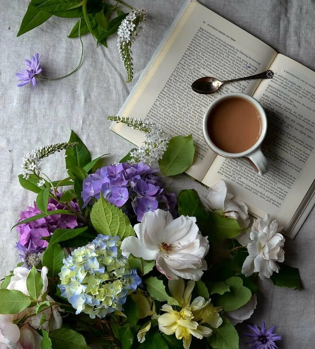 Кофе и цветы. Книга цветы. Стильные композиции кофе цветы. Чай цветок. Весенний книжный букет