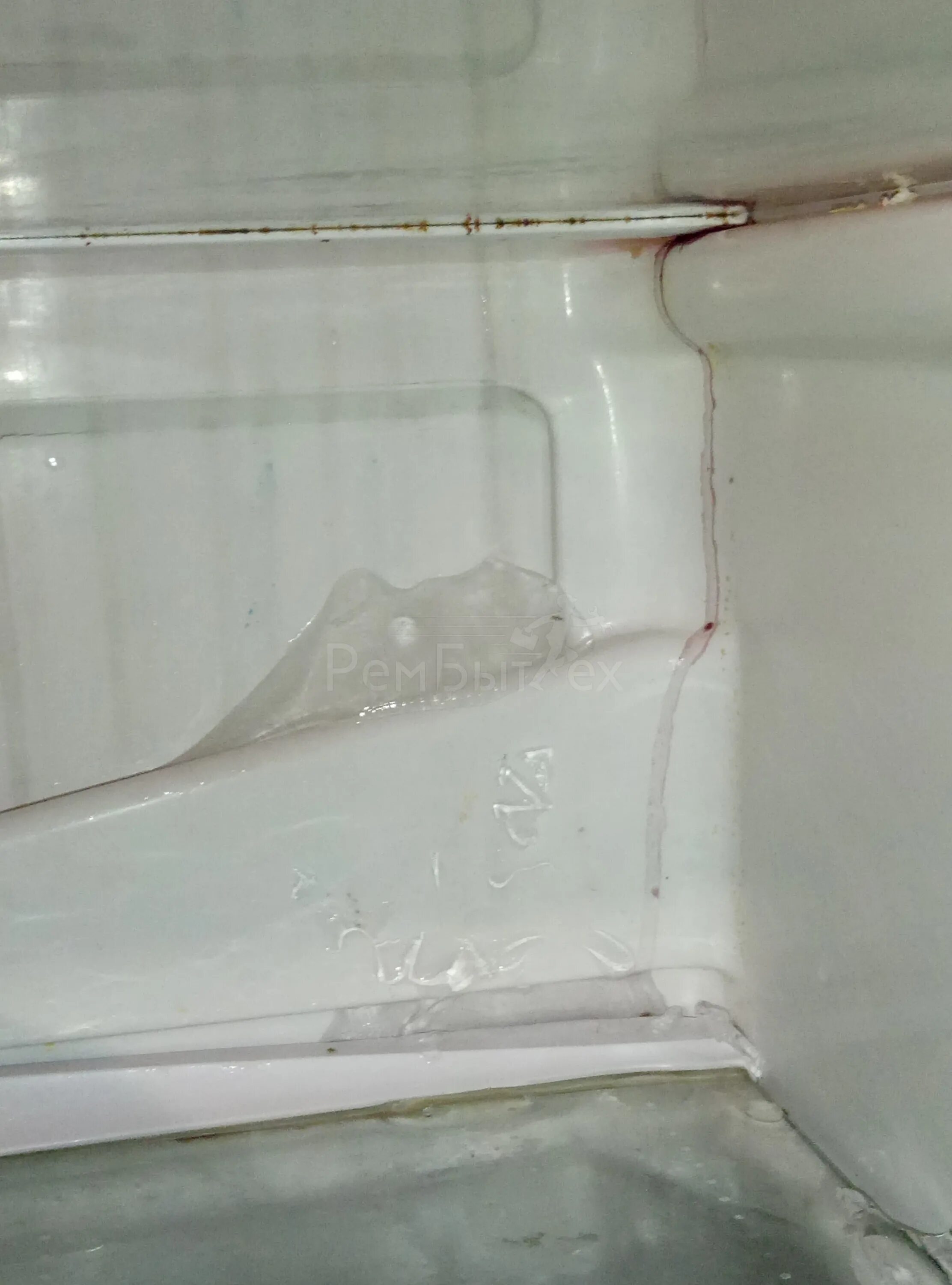 Холодильник Индезит ноу Фрост намерзает лед. Холодильник Индезит намерзание. Холодильник Daewoo 661 конденсат. Холодильник Атлант наледь. Почему в холодильнике намерзает снег