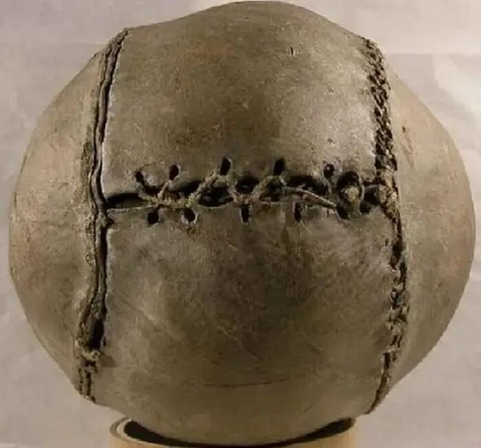 Первый мяч в футболе. Мяч в древней Греции фоллис. Древние кожаные мячи. Первый мяч. Самые первые древние мячи.