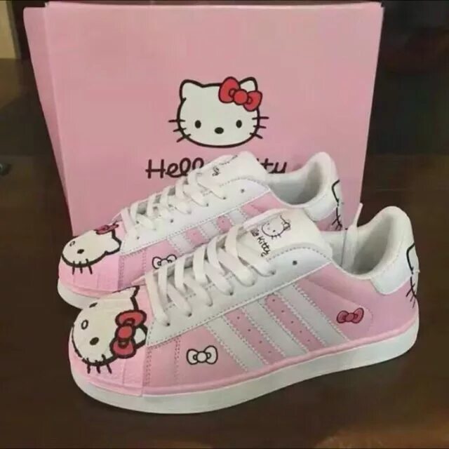 Adidas hello. Адидас Хеллоу Китти кроссовки. Кроссовки с Хеллоу Китти. Adidas Superstar hello Kitty. Кеды адидас Хеллоу Китти.