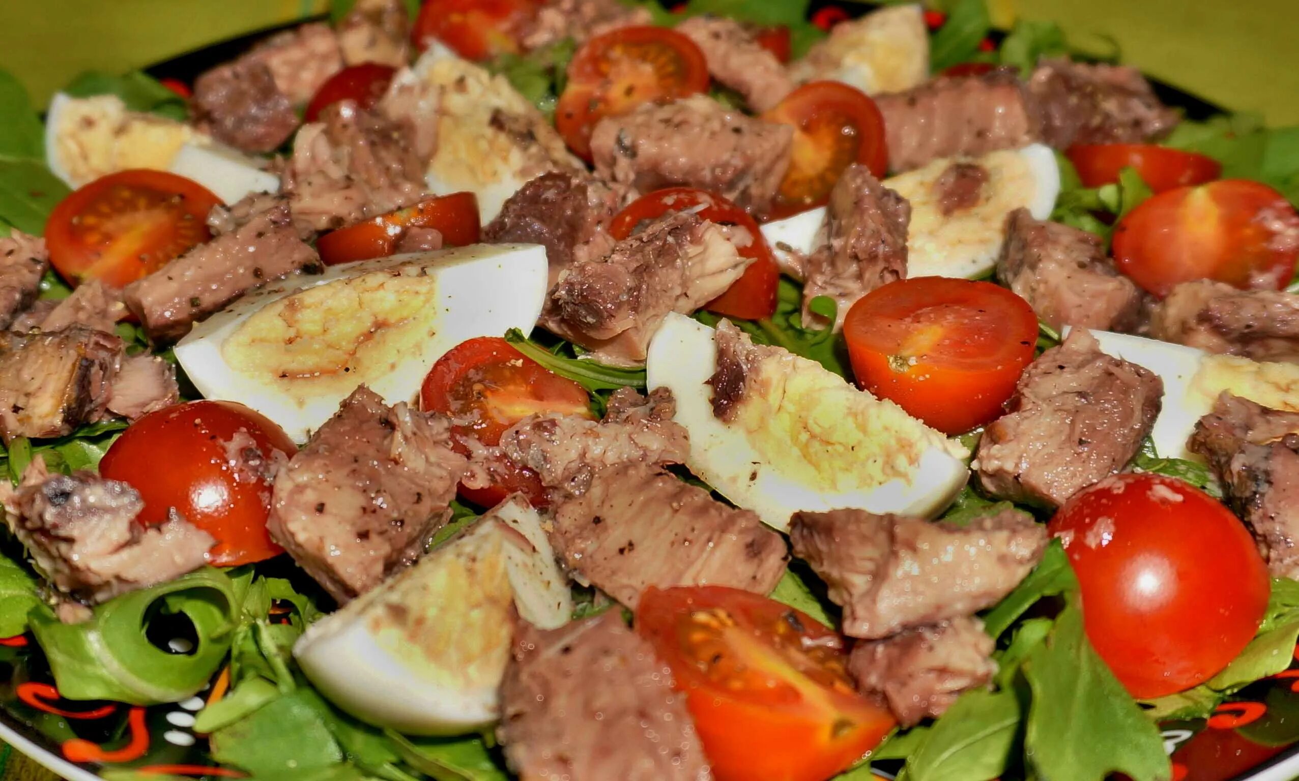 Тунец помидор сыр. Салат с тунцом и помидорами. салат с тунцом и яйцом и помидором. салат тунец помидор сыр. салат с тунцом консервированным и яйцом.