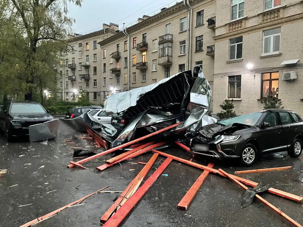 Питер 20 мая. Гроза в Санкт-Петербурге май 2021. Гроза в СПБ 18 мая 2021. Гроза в СПБ 18.06.2020. Ураган в СПБ.