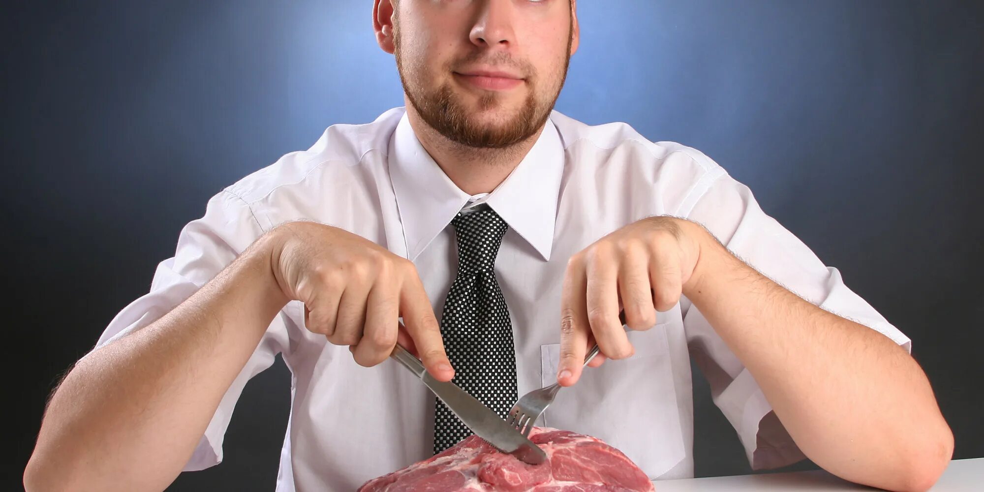 Человек ест корицу. Приснился кусок сырого мяса. Человек ест корицу. К чему снится мясо сырое женщине. К чему снится есть мясо мужчине.