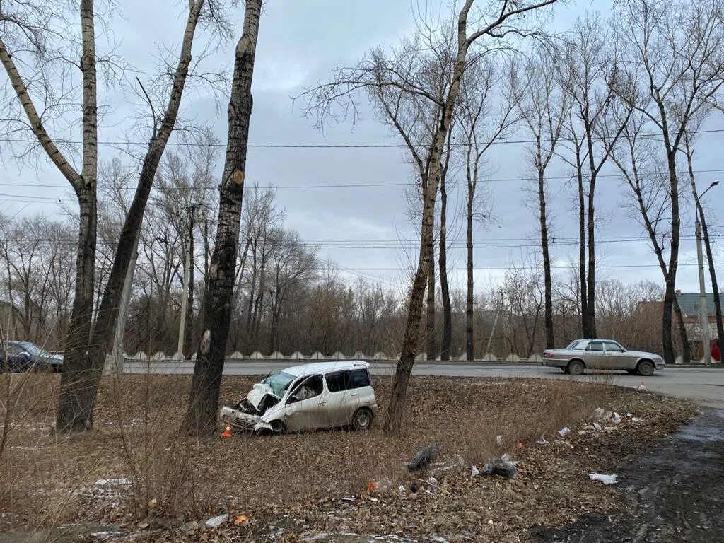Аварии врезались в дерево Абакан. ДТП Москва Республика Хакасия город Абакан.