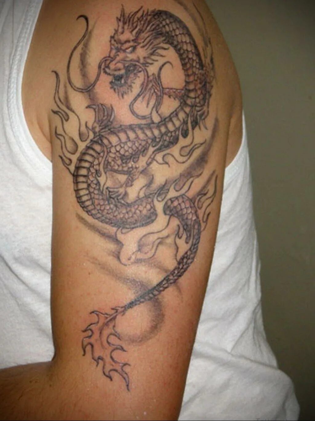 Китайский дракон значение. Тату дракон. Тату дракона на плече мужские. Китайский дракон на плече. Тату дракон на плече для мужчин.