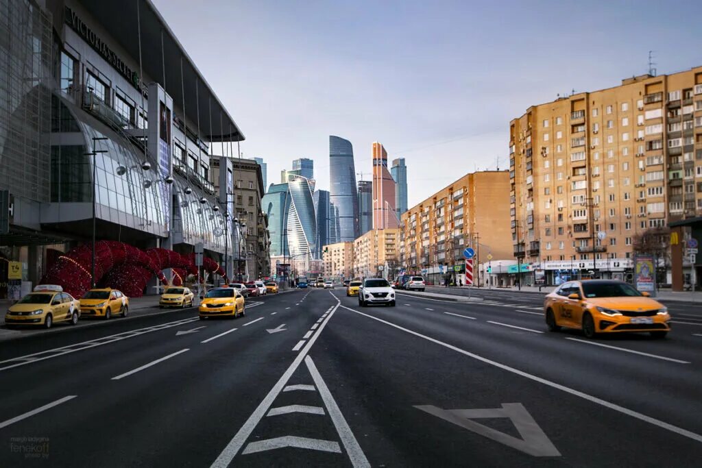 Город дорога молодым. Улица Урбан. Москва Сити Урбан. Москоу Сити улица. Современная улица.