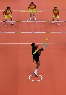 Спортивная игра в мяч через сетку
