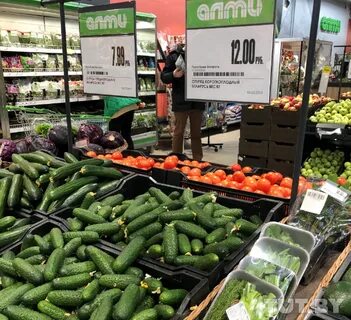 Огурцы в магазине