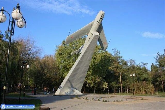 Велики мариуполь. Мариуполь самолет памятник. постамент самолётам в городе украине.. какая уральская техника увековечена в памятнике самолет.