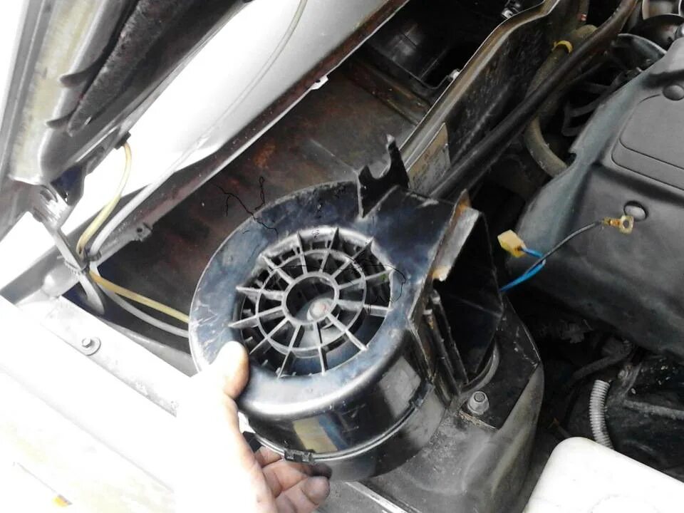 Вентилятор отопителя 2114. Корпус моторчика печки ваз 2114. Замена вентилятора печки ваз 2114. Мотор печки 2114. Электродвигатель печки ваз 2114.