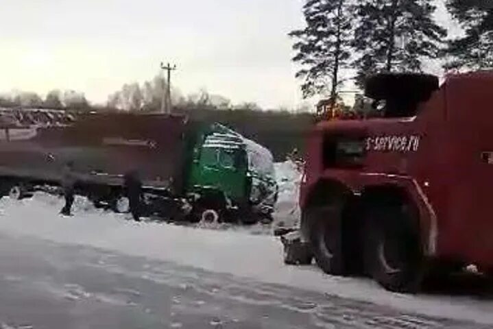 Достаем фуру. Тягач который вытаскивает фуры. тягач для вытаскивания. вытаскиваем грузовик из кювета. вытащить фуру из кювета.