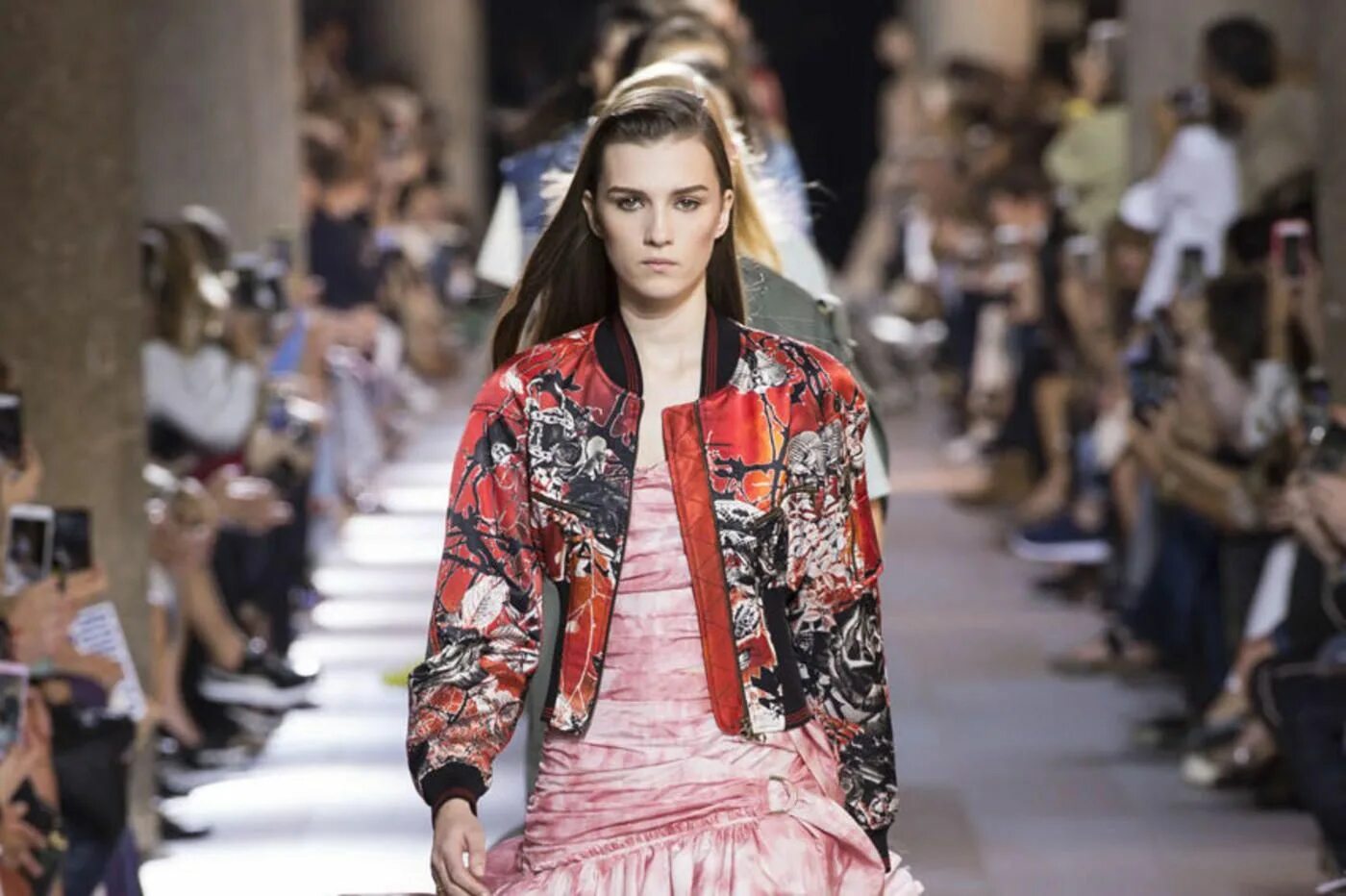 Современные модные платья. Designer looks. Томми хилфигер коллекция 2016. Джоди комер вилланель. Designer looks.