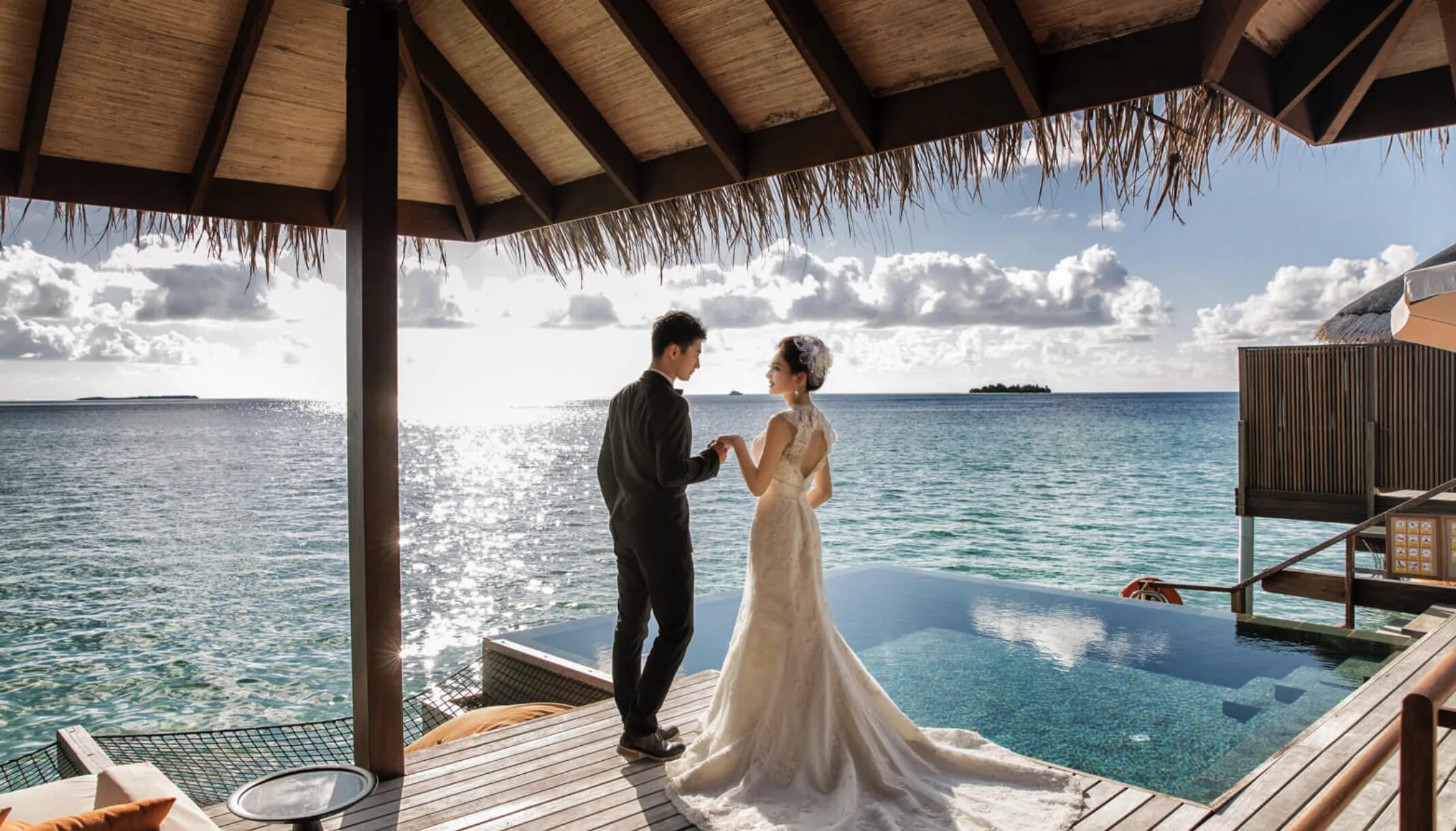 Молодожены на Мальдивах. Emerald Maldives Resort & Spa Свадебная церемония. Свадьба на острове. Свадьба на островах для двоих. Медовый месяц что это
