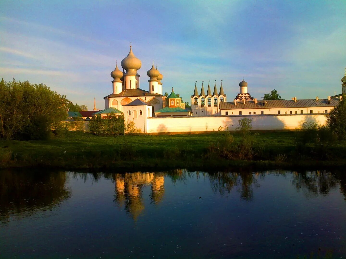 Монастырь в тихвине. Тихвинский богородичный монастырь. тихвин успенский монастырь. успенский мужской монастырь тихвин.