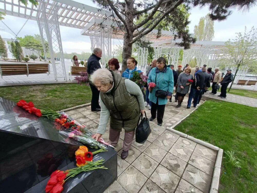 Памяти жертв Чернобыля. Трагедия на Чернобыльской АЭС. Памятник ликвидаторам аварии на Чернобыльской АЭС. Чернобыль годовщина.