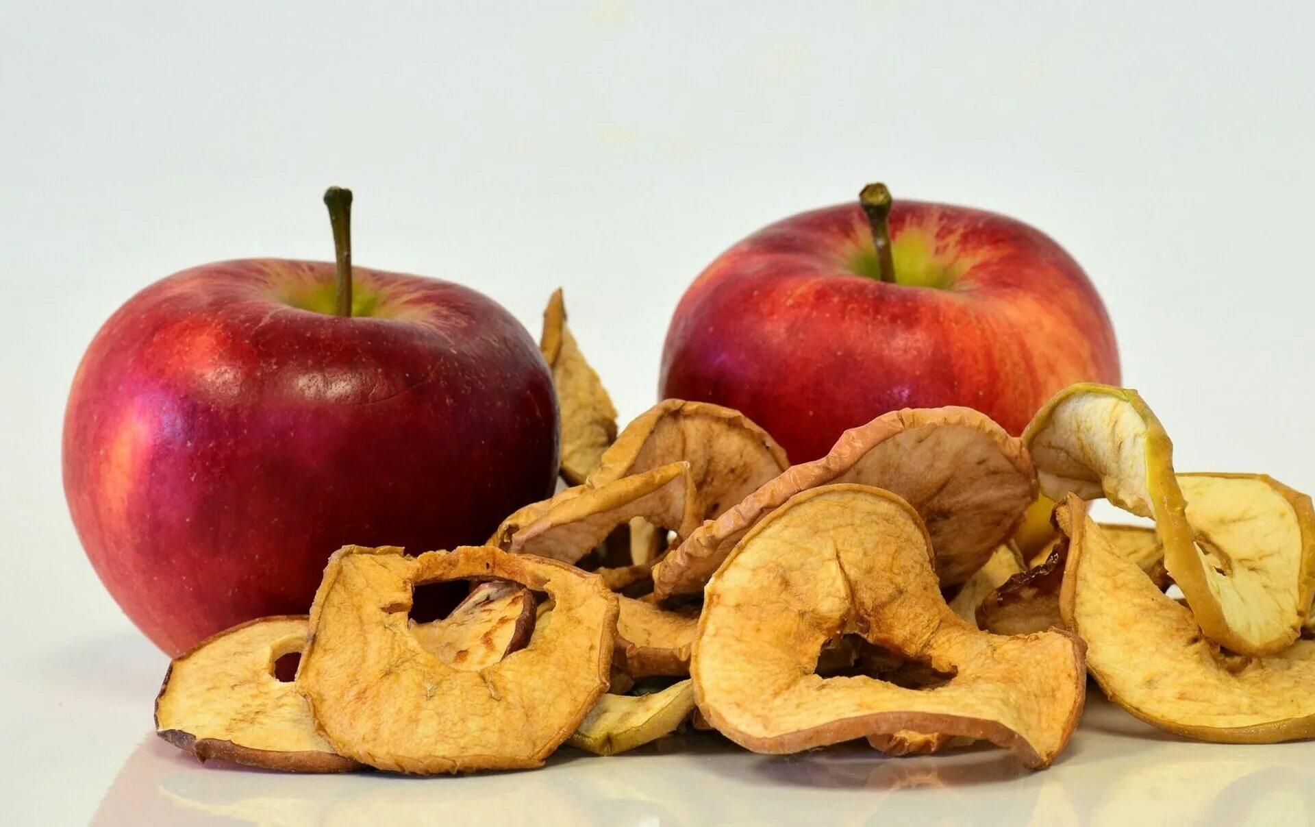 Влияет ли сорт яблок на засушивание. Сухофрукты яблоки. Сухофрукты яблоки груши. Яблоко сушеное кусочками. Сушеные яблоки в шоколаде.