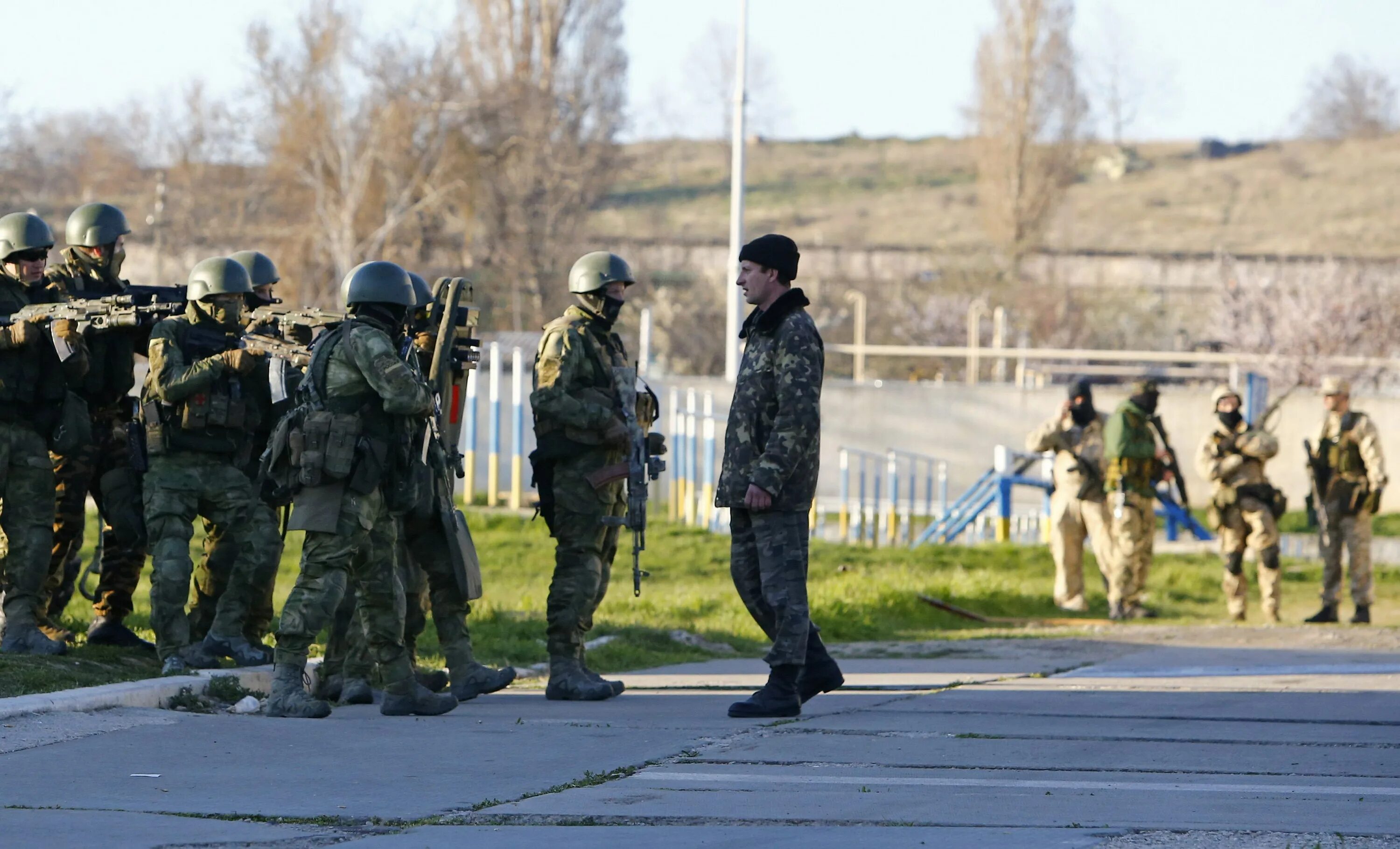 Крым 2014 Бельбек. Крым 2014 военные Бельбек. Штурм аэродрома Бельбек. Вежливые люди Бельбек. Захват крымской