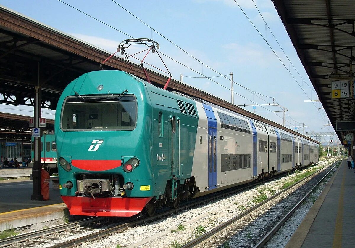 Трениталия поезда. Поезд Trenitalia регионале. Итальянские поезда. Электрички в Италии.