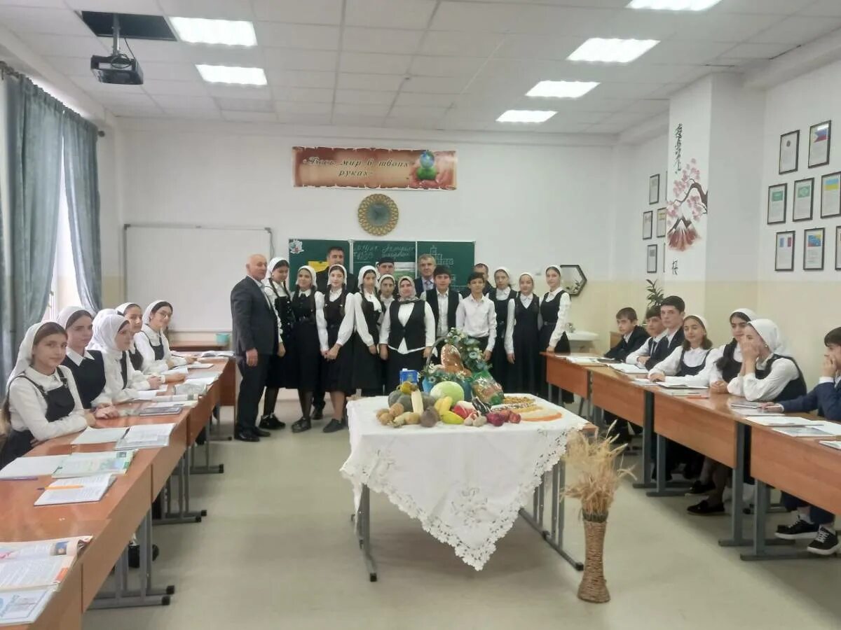 Сайты школ чеченской республики. Сайты школ чеченской республики. Школьники чеченской республики. Чеченская школа. Школьный класс в чечне.