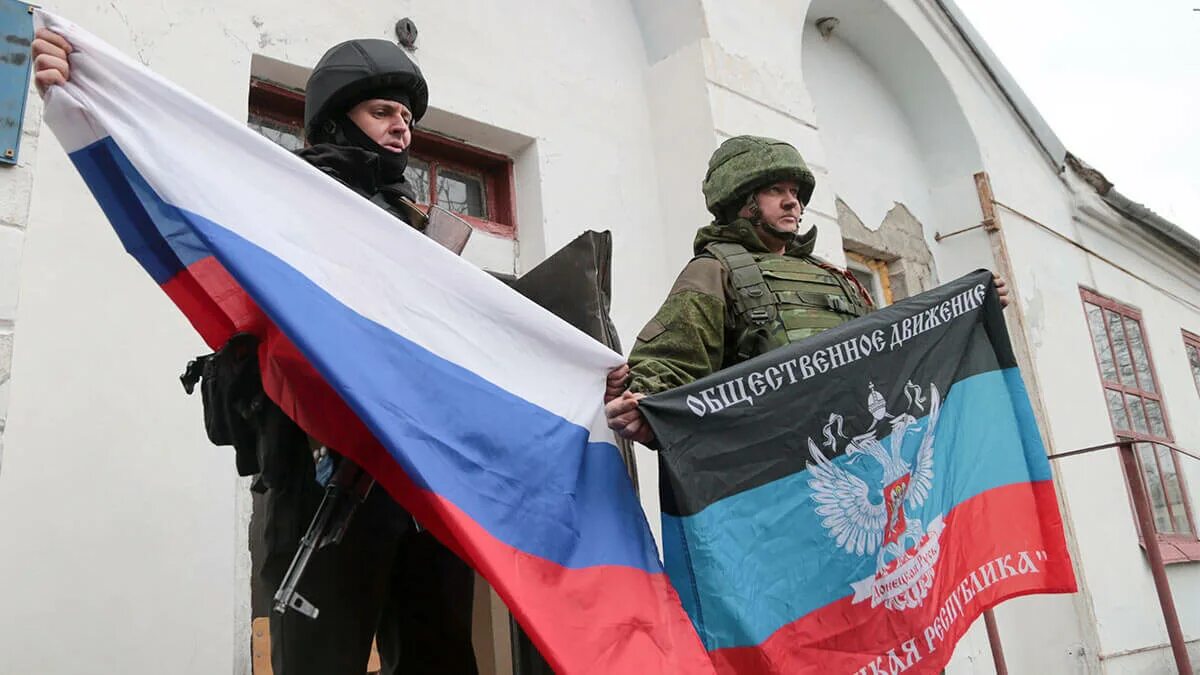 Флаг Донецкой народной Республики и Луганской. Русские военные с флагом. Русский солдат с флагом. Солдат с российским флагом.