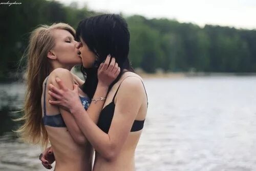 Женщины лезбиянки целуются по-французски на людях и совершенно не стесняются этого