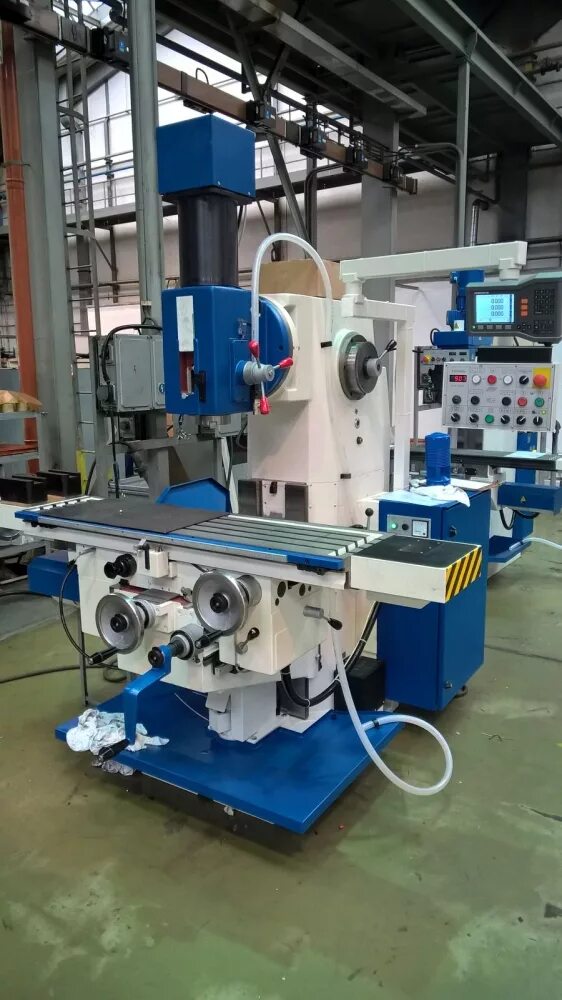 дмитровский фрезерный станок. дмитровские фрезерные станки. консольно-фрезерные станки 6б12. фрезерный станок на заводе. фрезерный станок fuv 401.