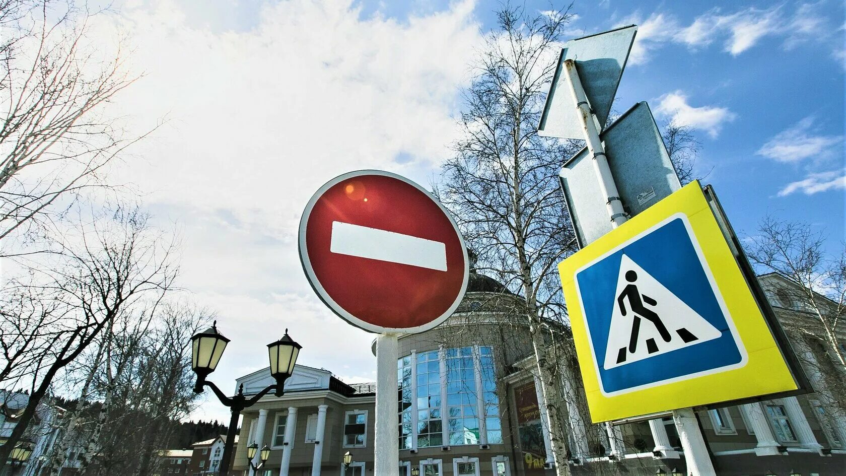 Упал дорожные знаки. Знаки на улице. Дорожные знаки фото. Дорожный знак упал. Знак фото.