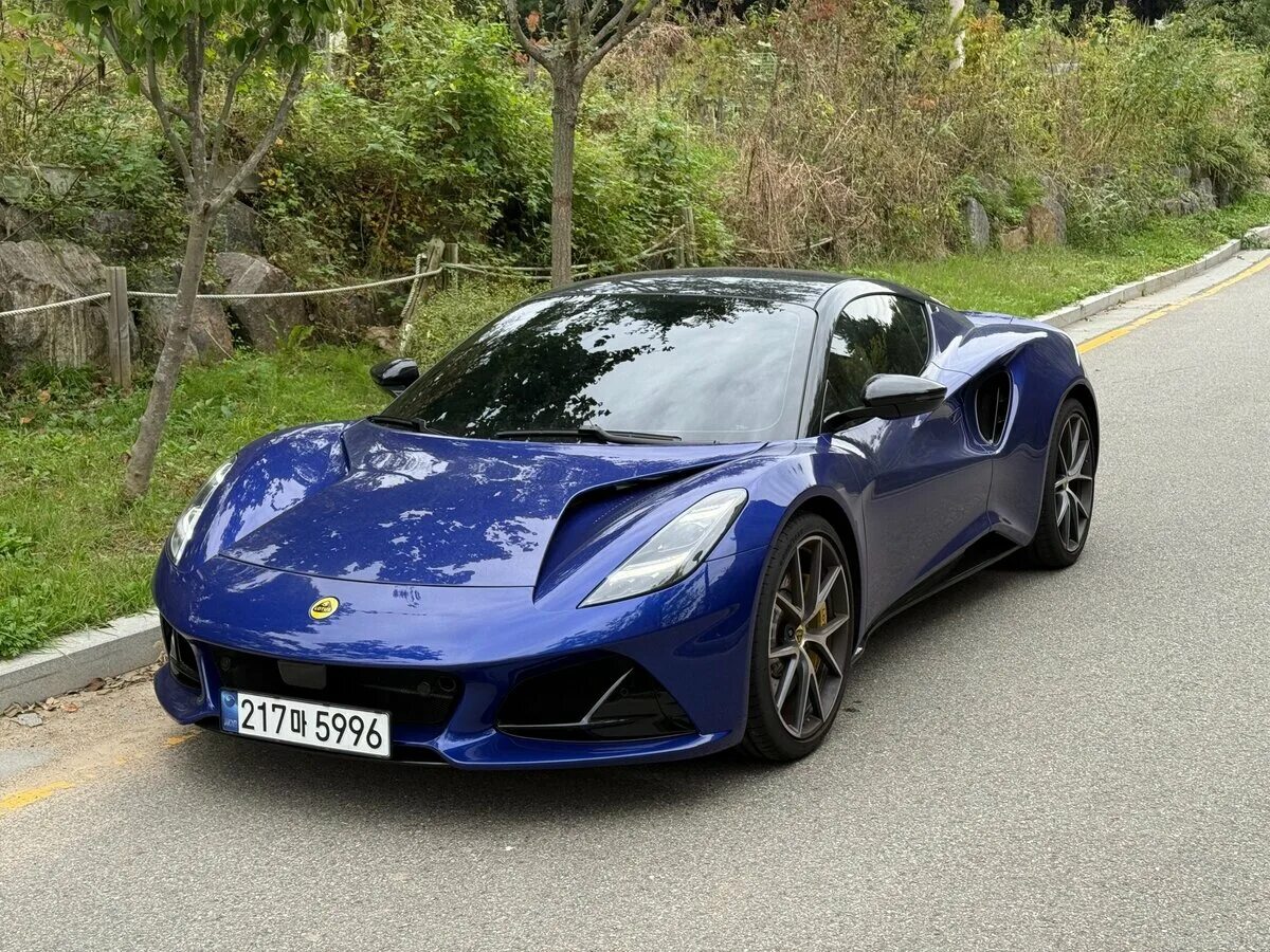 Lotus Emira: последний бензиновый спорткар британской легенды