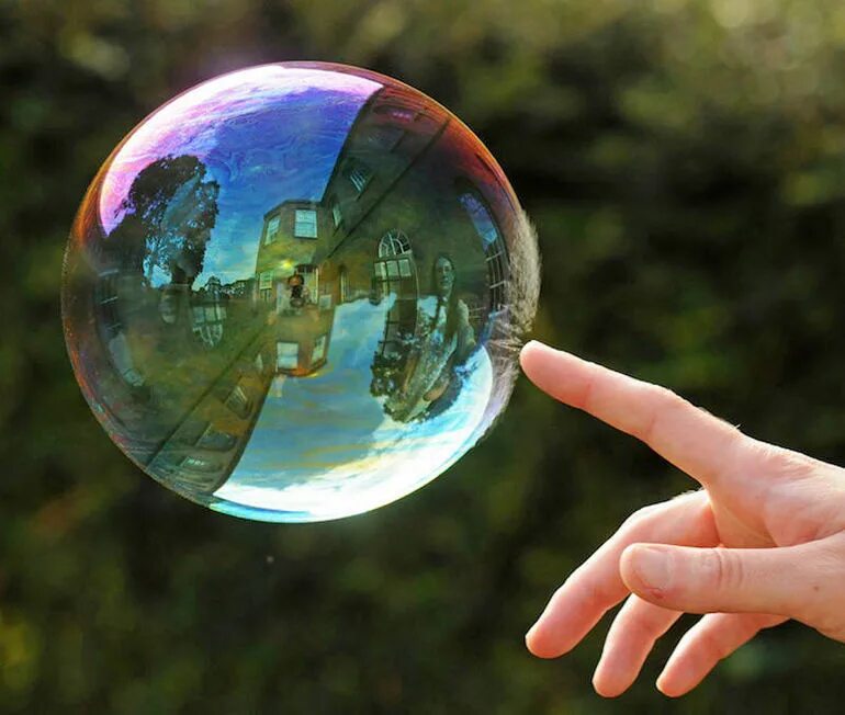 Включи жизнь в мире. Отражение в мыльном пузыре. Шар в жизни. Жизнь в шаре. Снимки. Мыльные, пузыри!.