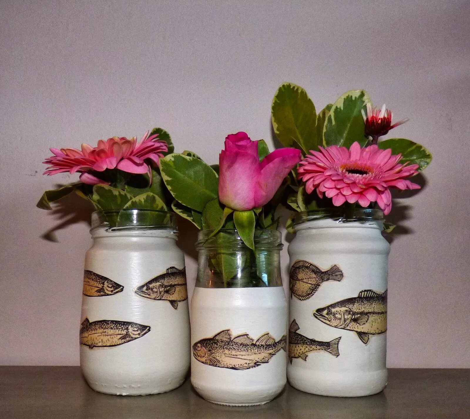 что сделать из банок из под кофе. обвязанные баночки. декор жестяной банки из под чая. что сделать из банок из под кофе. декор баночек.