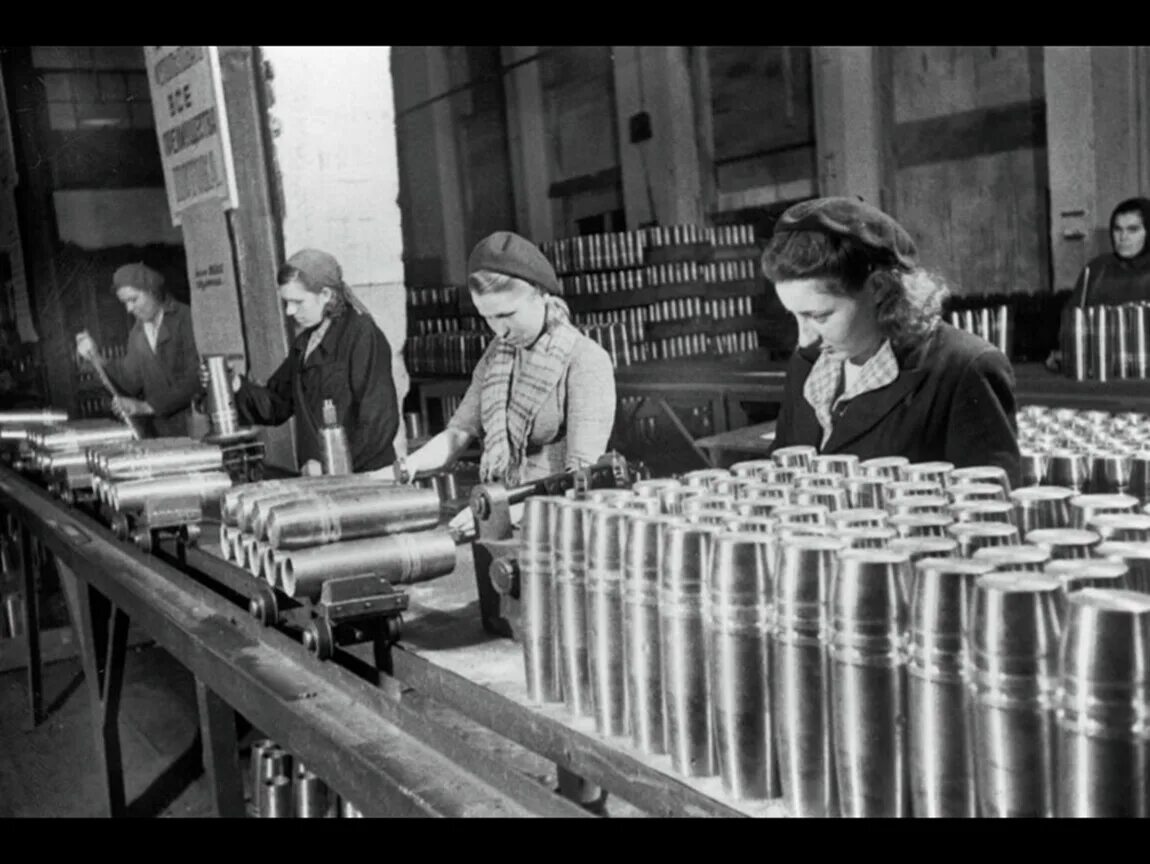 Повседневность в советском тылу. Электросталь в годы ВОВ 1941 завод. Заводы Москвы в годы ВОВ 1941-1945. Заводы в 1941 СССР. Женщины в тылу на заводах.